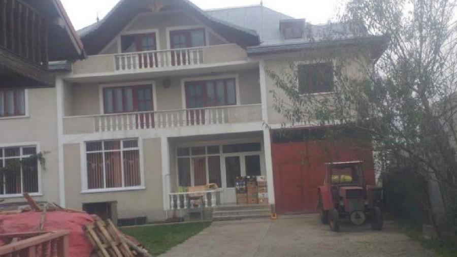 Casă individuală cu 10 camere cu Teren 1800 Mp în Vadu Moldovei