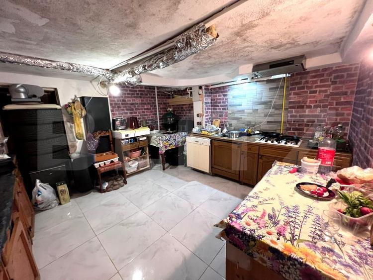 Duplex cu 9 camere cu Canalizare în Cetate