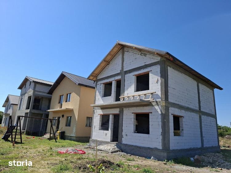 Casă cu 5 camere cu Canalizare în Vest