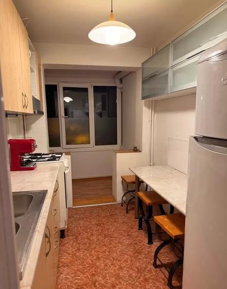 Apartament cu 3 camere decomandat, mobilat în Berceni