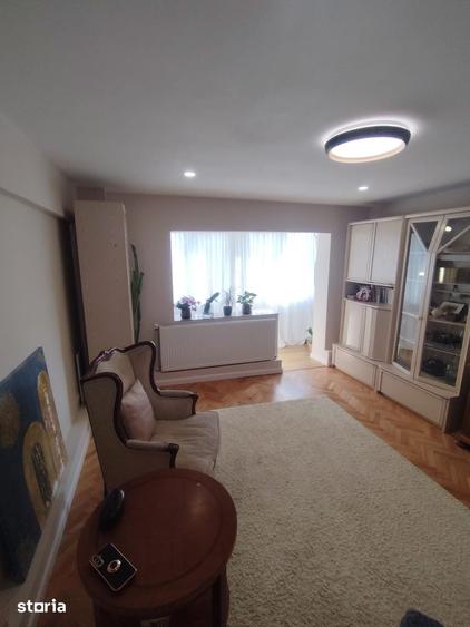Apartament cu 4 camere decomandat în Central