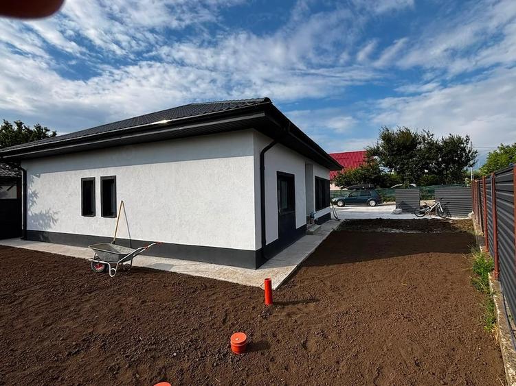 Casă cu Teren 400 Mp în Rediu