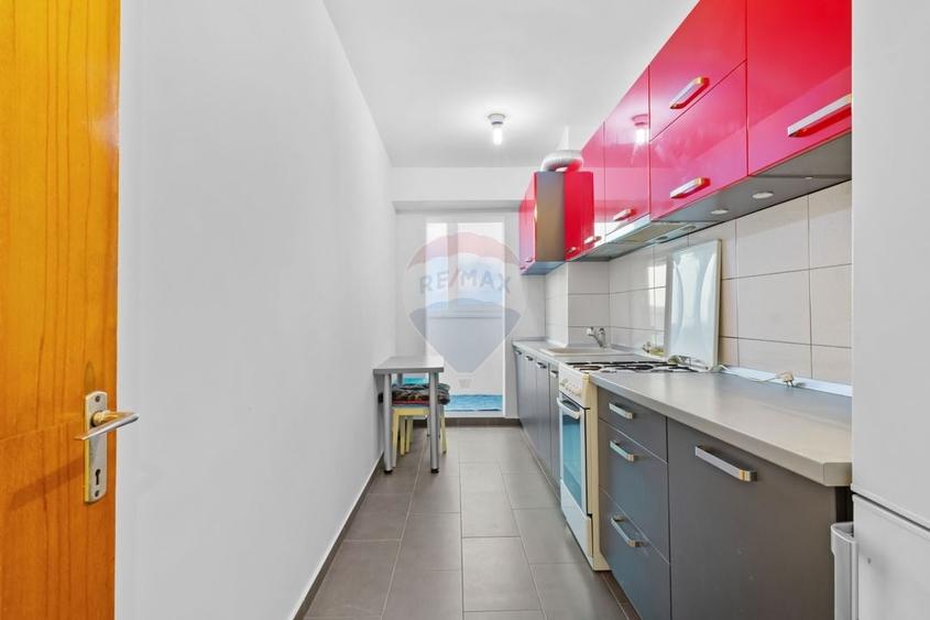 Apartament cu 3 camere decomandat, mobilat în Polivalentă
