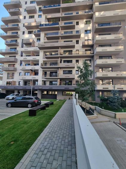 Apartament cu 7 camere semidecomandat în Centrul Civic