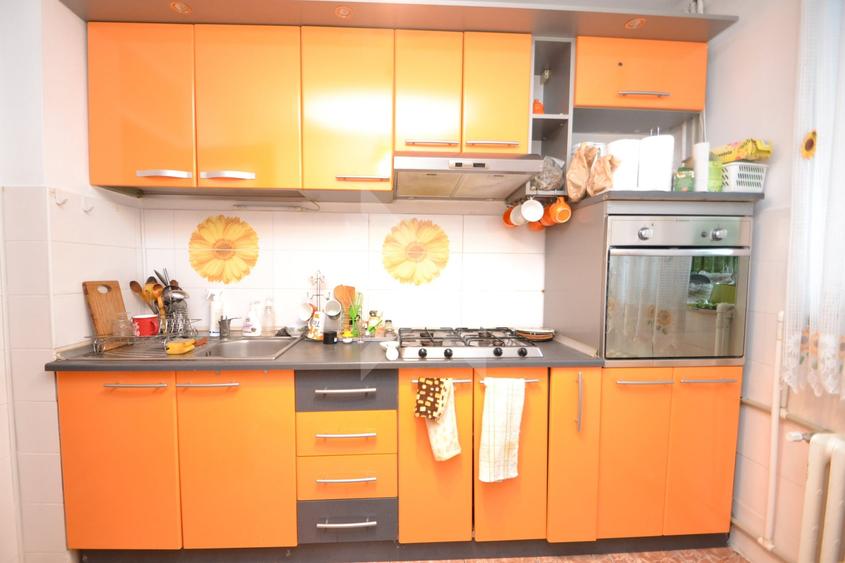 Apartament cu 3 camere semidecomandat, mobilat în Dristor