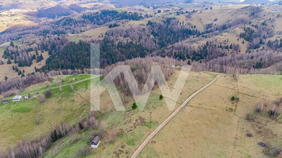 Teren agricol extravilan de 11105 mp, în Fundata