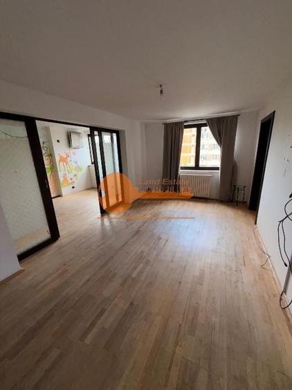 Apartament cu 4 camere semidecomandat în Crângași