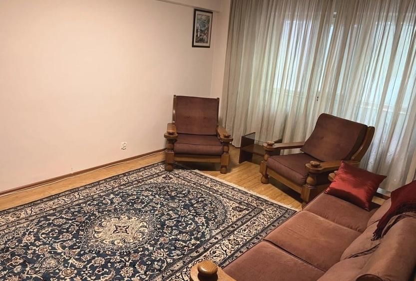 Apartament cu 3 camere semidecomandat în Universitate