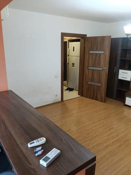 Apartament cu 3 camere semidecomandat, mobilat în Titan