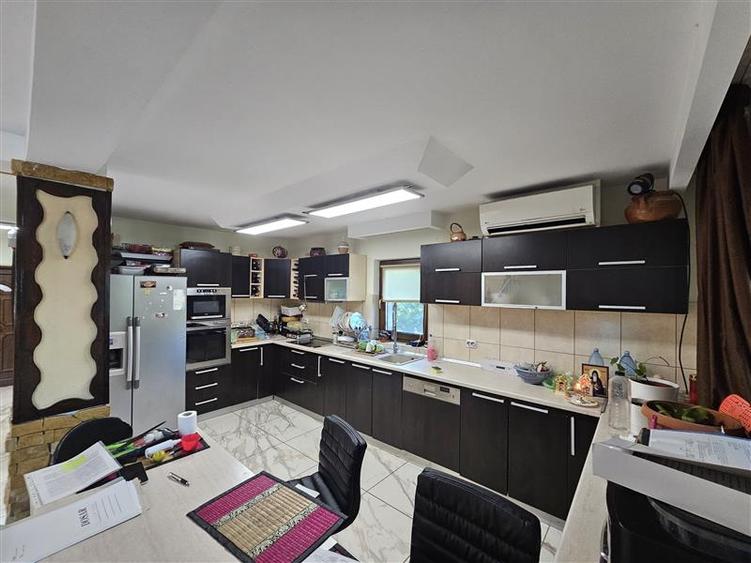 Casă cu 5 camere cu Piscina în Aroneanu
