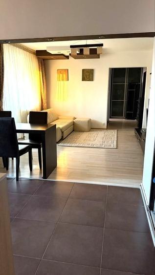 Apartament cu 3 camere semidecomandat în Titan