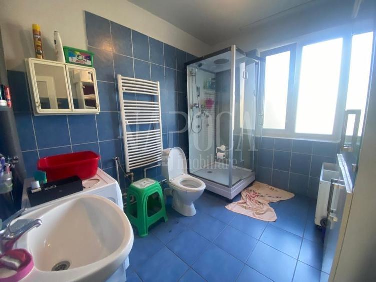 Casă individuală cu 8 camere cu Canalizare în Iris