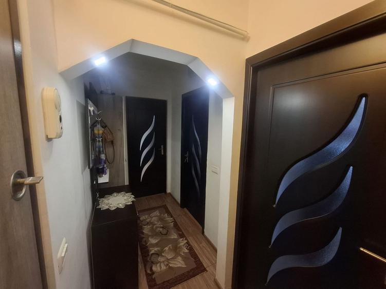 Apartament cu 3 camere semidecomandat, mobilat în Tătărași