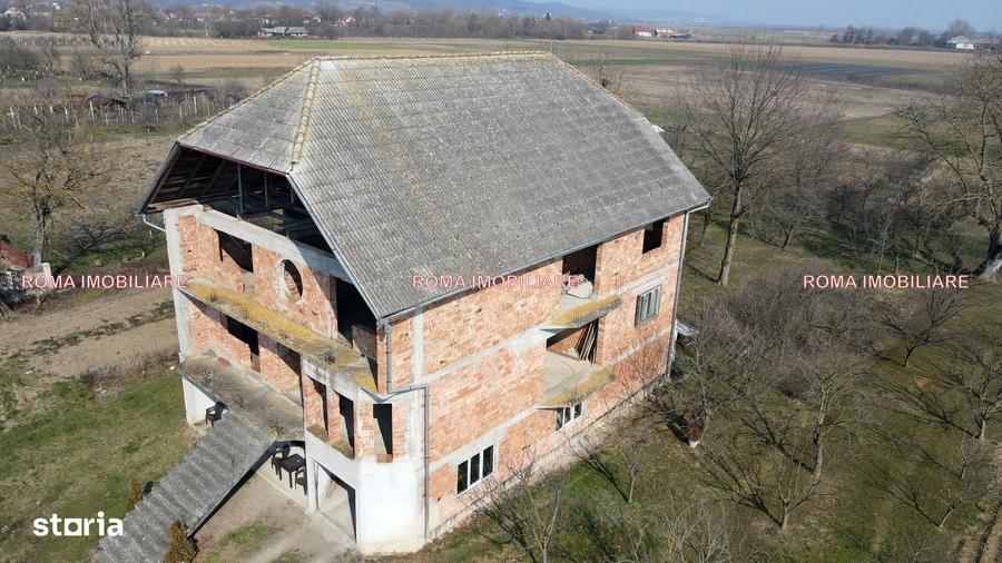 Casă cu 10 camere cu Teren 2300 Mp în Sălsig