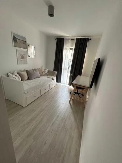 Apartament cu 3 camere semidecomandat, mobilat în Pajura