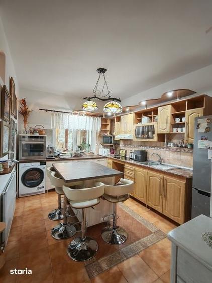 Casă cu 7 camere cu Teren 608 Mp în Central