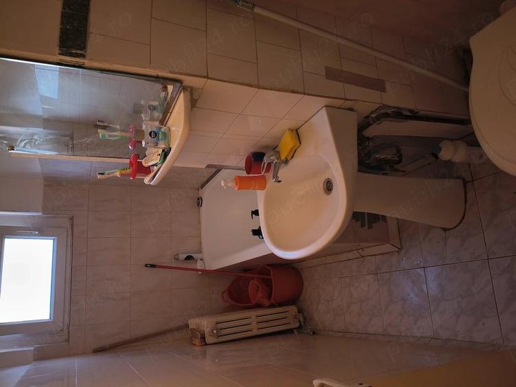 Garsonieră decomandată în Girocului