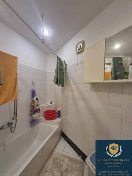 Apartament cu 3 camere semidecomandat în Centrul Civic