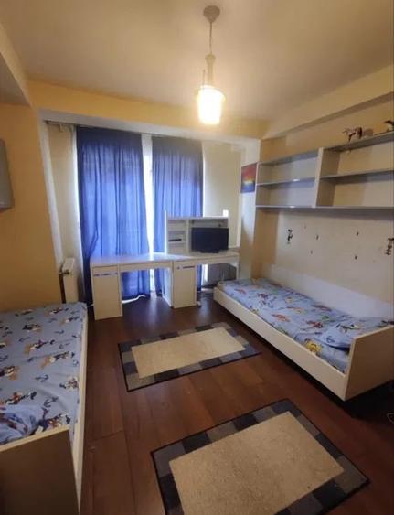 Apartament cu 3 camere semidecomandat, mobilat în Florești