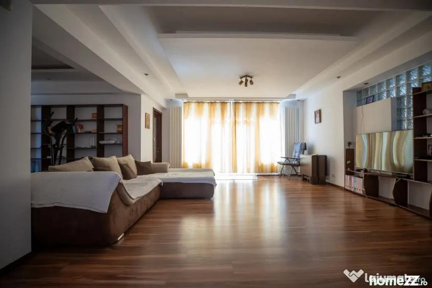 Casă cu 6 camere cu Teren 558 Mp în Central