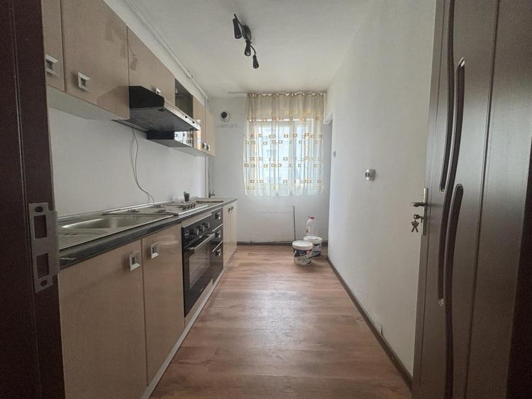 Apartament cu 3 camere decomandat, mobilat în Calea Moldovei