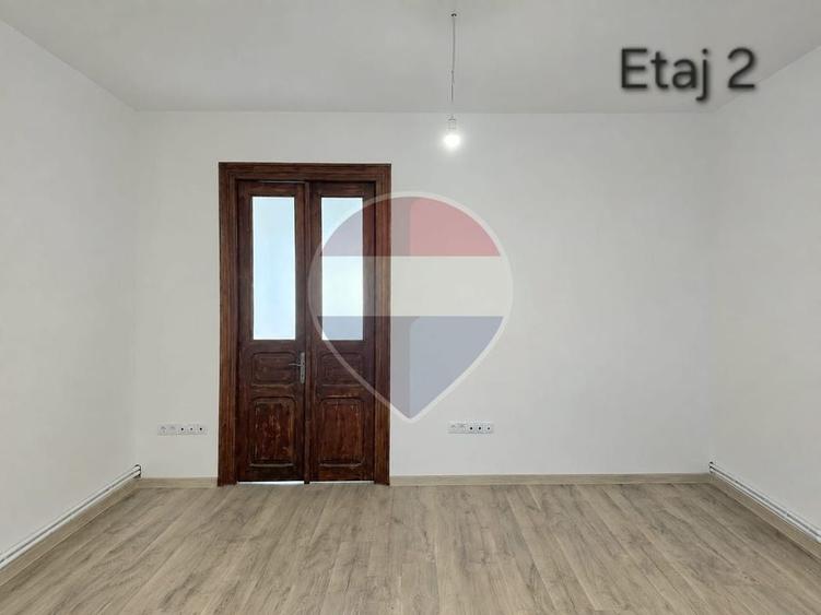 Apartament cu 6 camere semidecomandat în Central
