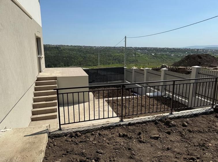 Duplex cu 4 camere cu Canalizare în Popas Păcurari