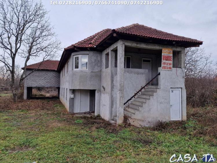 Casă individuală cu 6 camere cu Teren 10756 Mp în Exterior Sud