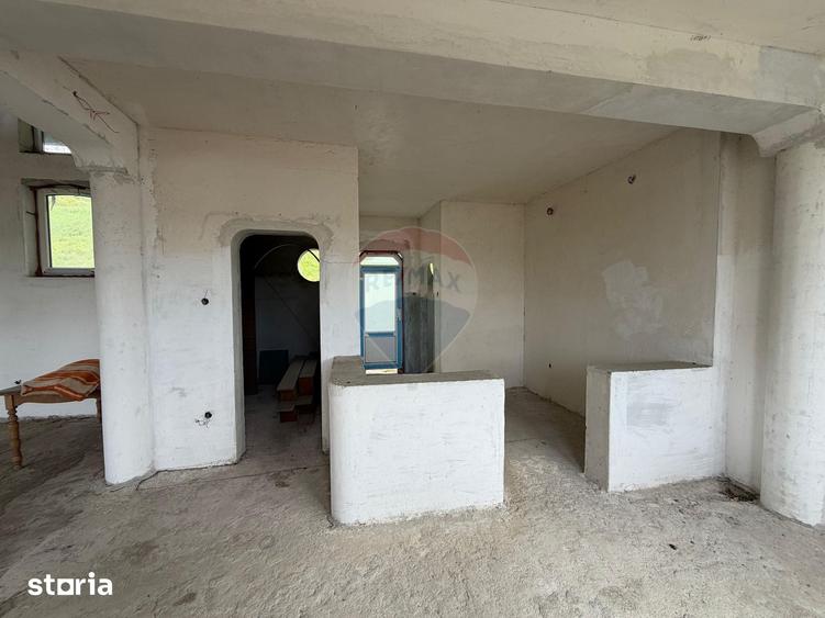 Casă cu 6 camere cu Teren 2681 Mp în Central