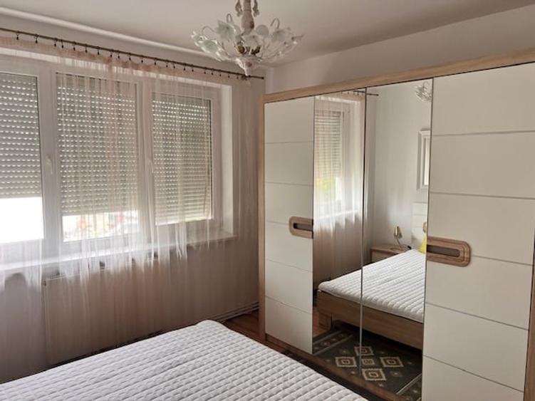 Apartament cu 3 camere decomandat, mobilat în Central — fotografia 3