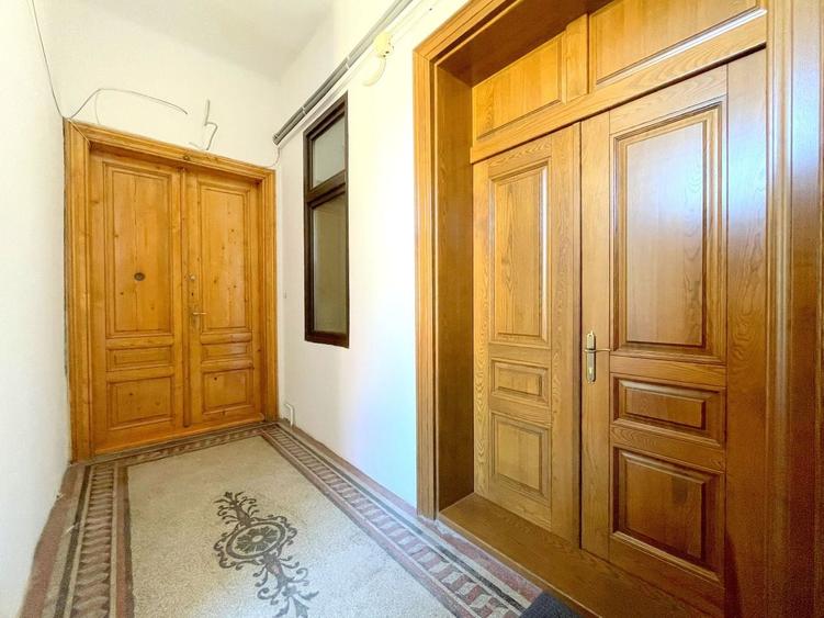 Apartament cu 3 camere semidecomandat, mobilat în Central