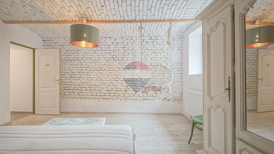 Apartament cu 3 camere semidecomandat, mobilat în Schei