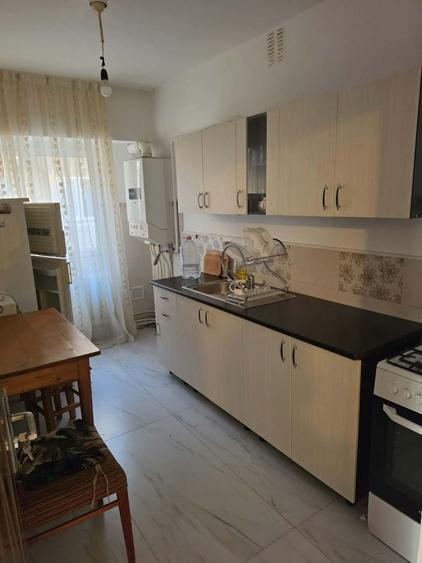 Apartament cu 3 camere semidecomandat în Traian