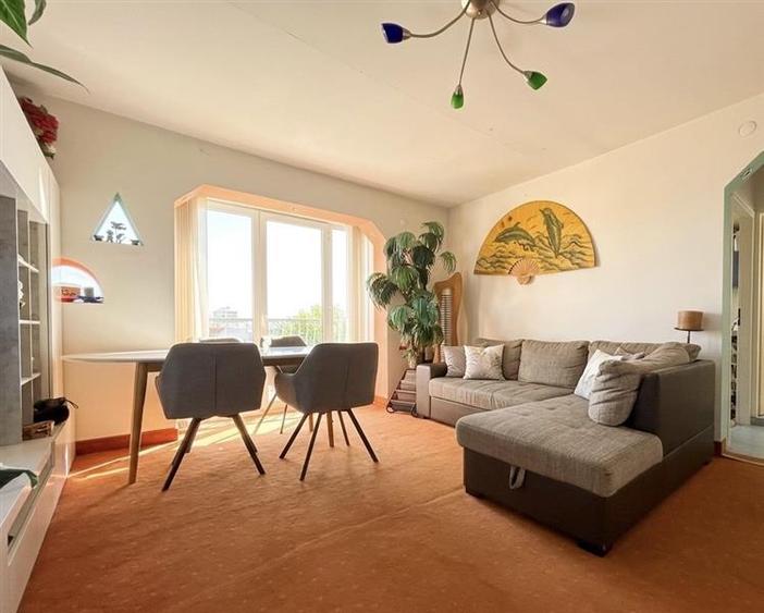 Apartament cu 4 camere semidecomandat, mobilat în Nufărul