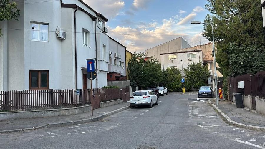 Apartament cu 3 camere semidecomandat în Tineretului