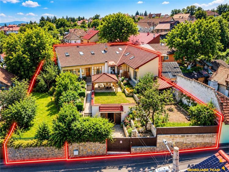 Casă cu 9 camere cu Teren 547 Mp în Central
