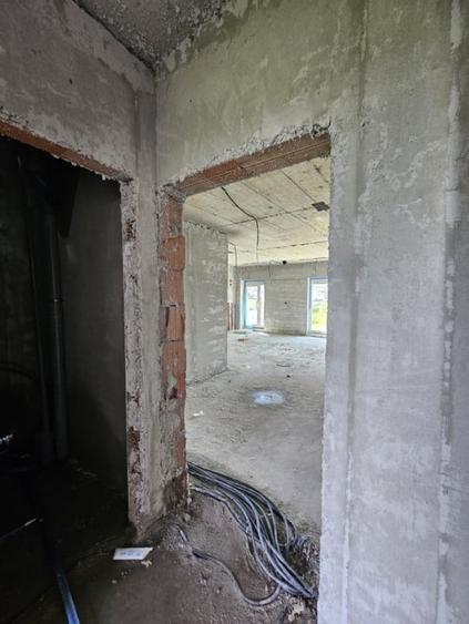 Apartament cu 3 camere decomandat în Europa