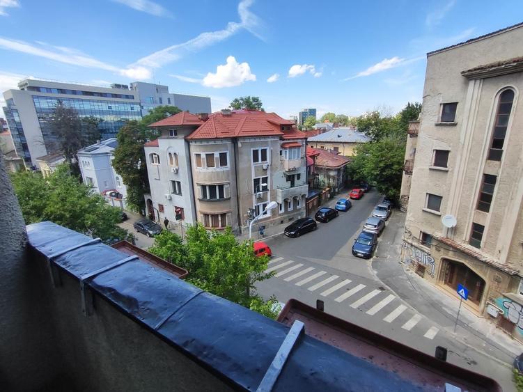 Apartament cu 2 camere semidecomandat, mobilat în Armeneasca