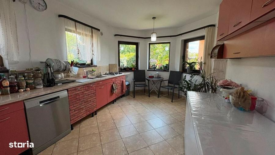 Casă cu 4 camere cu Teren 761 Mp în Aroneanu