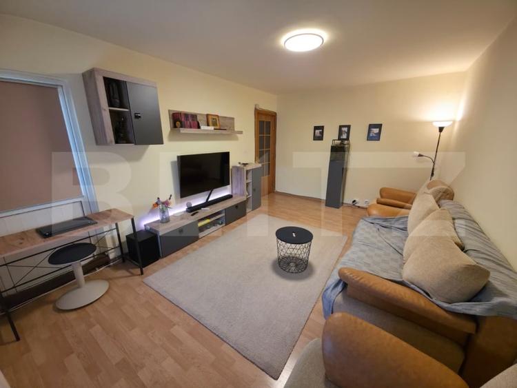 Apartament cu 3 camere decomandat, mobilat în Rovine