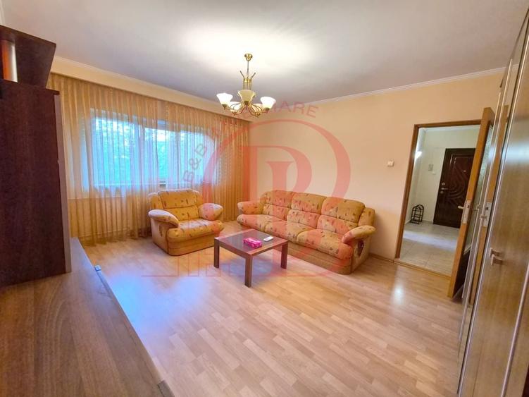 Apartament cu 3 camere decomandat, mobilat în Vitan