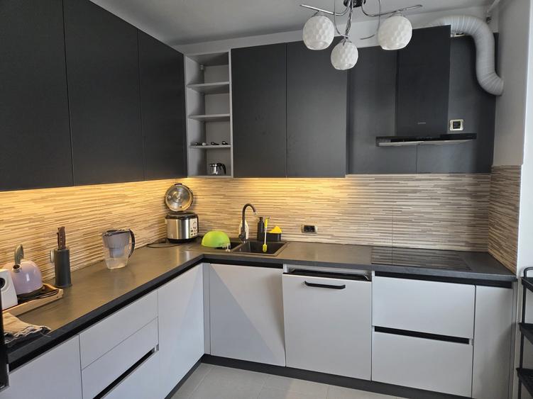 Apartament cu 3 camere decomandat în Tractorul