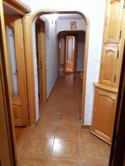 Apartament cu 3 camere semidecomandat, mobilat în Buzaului
