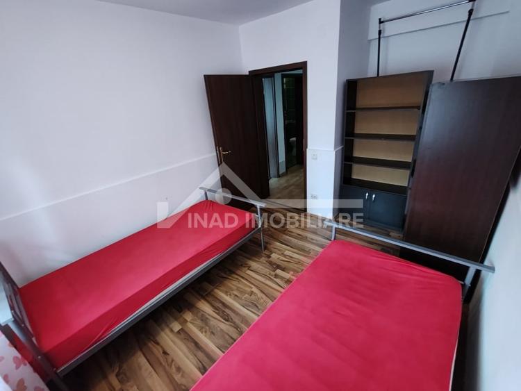 Apartament cu 3 camere semidecomandat, mobilat în Bună Ziua