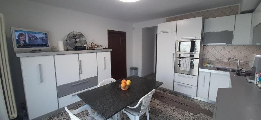 Casă individuală cu 7 camere cu Canalizare în Ultracentral