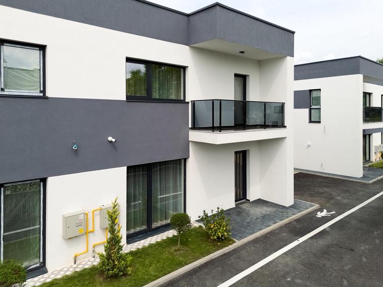 Duplex cu 5 camere cu Canalizare în Florești