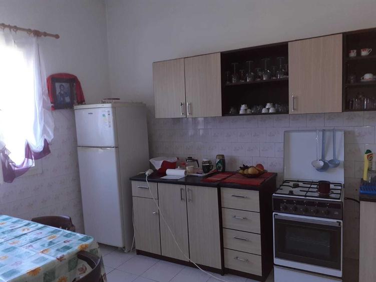 Casă cu 4 camere cu Teren 2000 Mp în Buteni