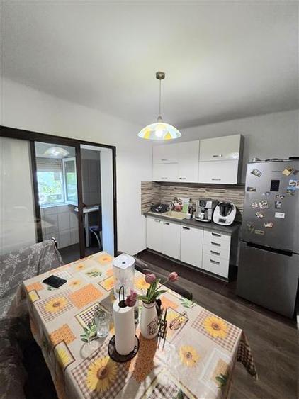 Apartament cu 3 camere decomandat, mobilat în Far