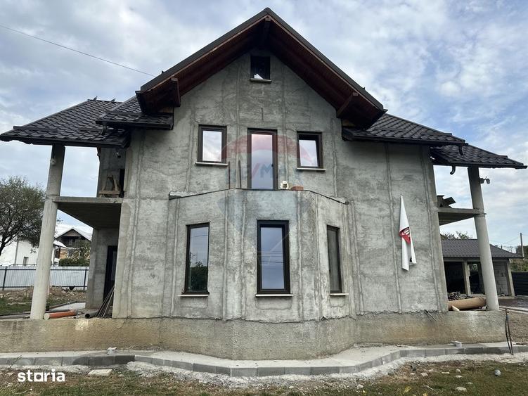 Casă cu 4 camere în Cotu Vameș
