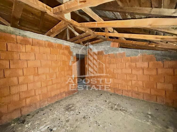 Casă individuală cu 5 camere cu Canalizare în Uliuc